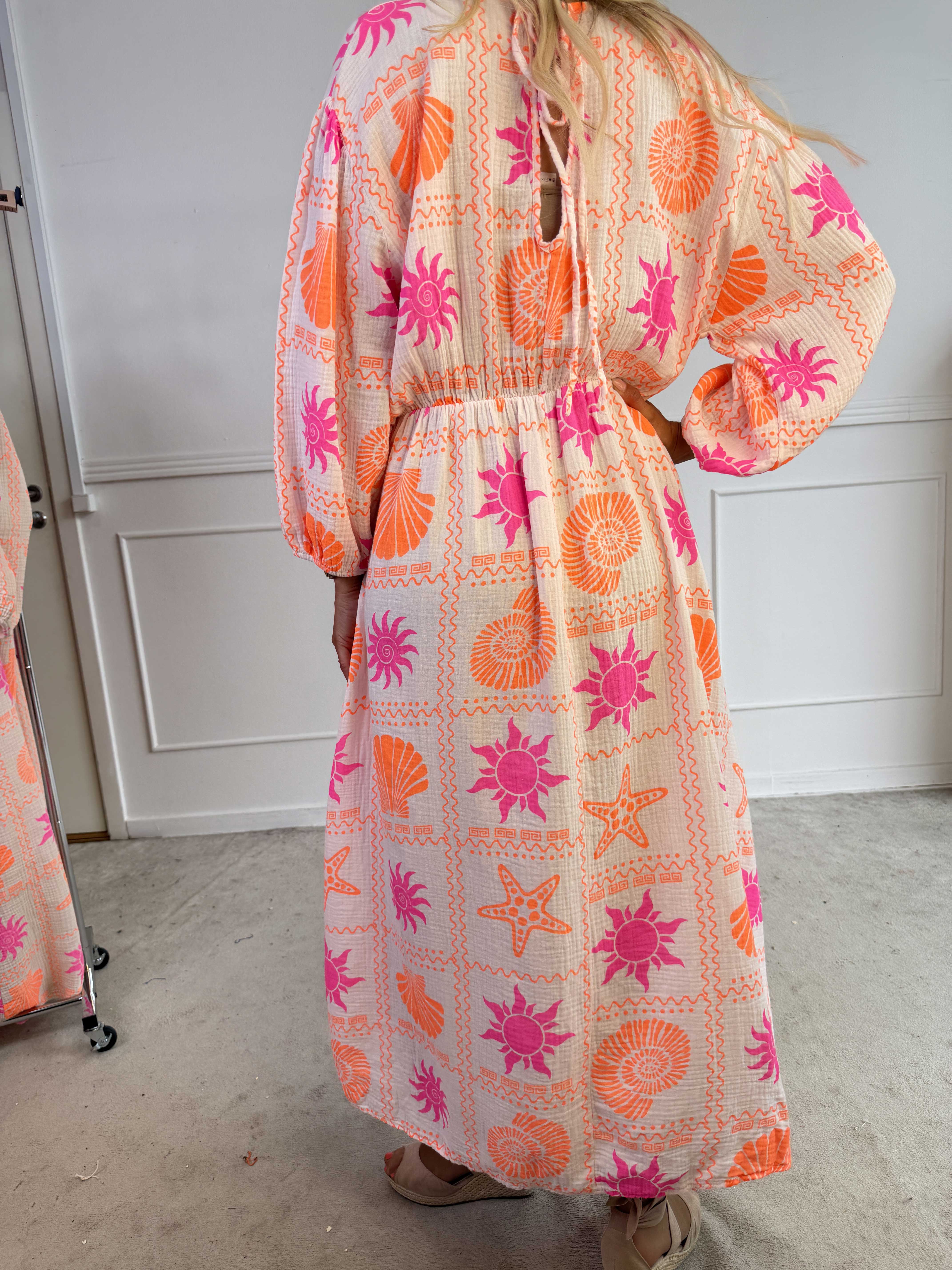 Jasmin - Lang plus size kjole i blød musselinstof med farverige motiver